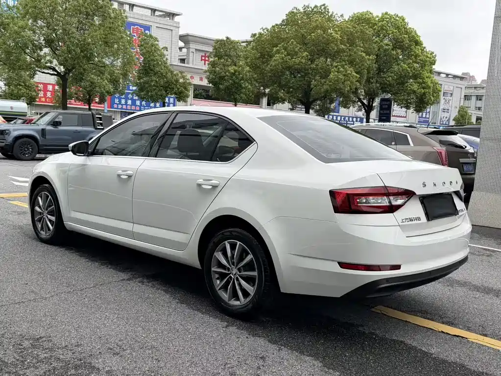 Skoda Octavia 2022 — фото 9
