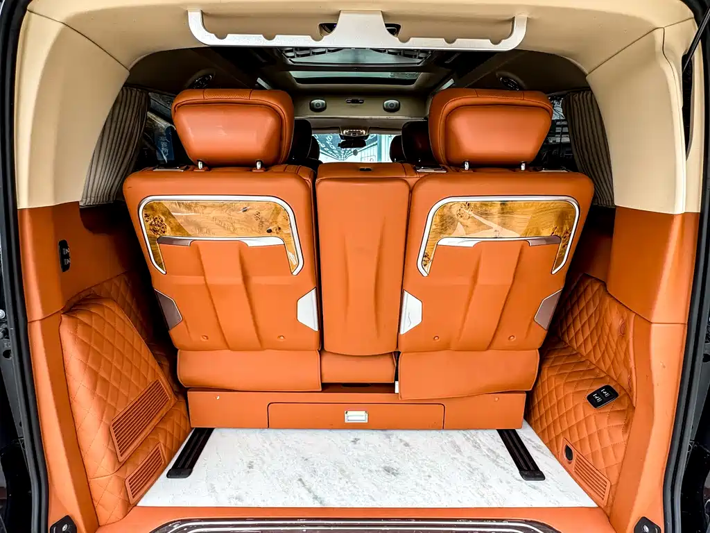 Mercedes-Benz V-Class 2023 — фото 17