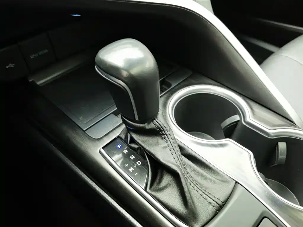 Toyota Camry 2022 — фото 13
