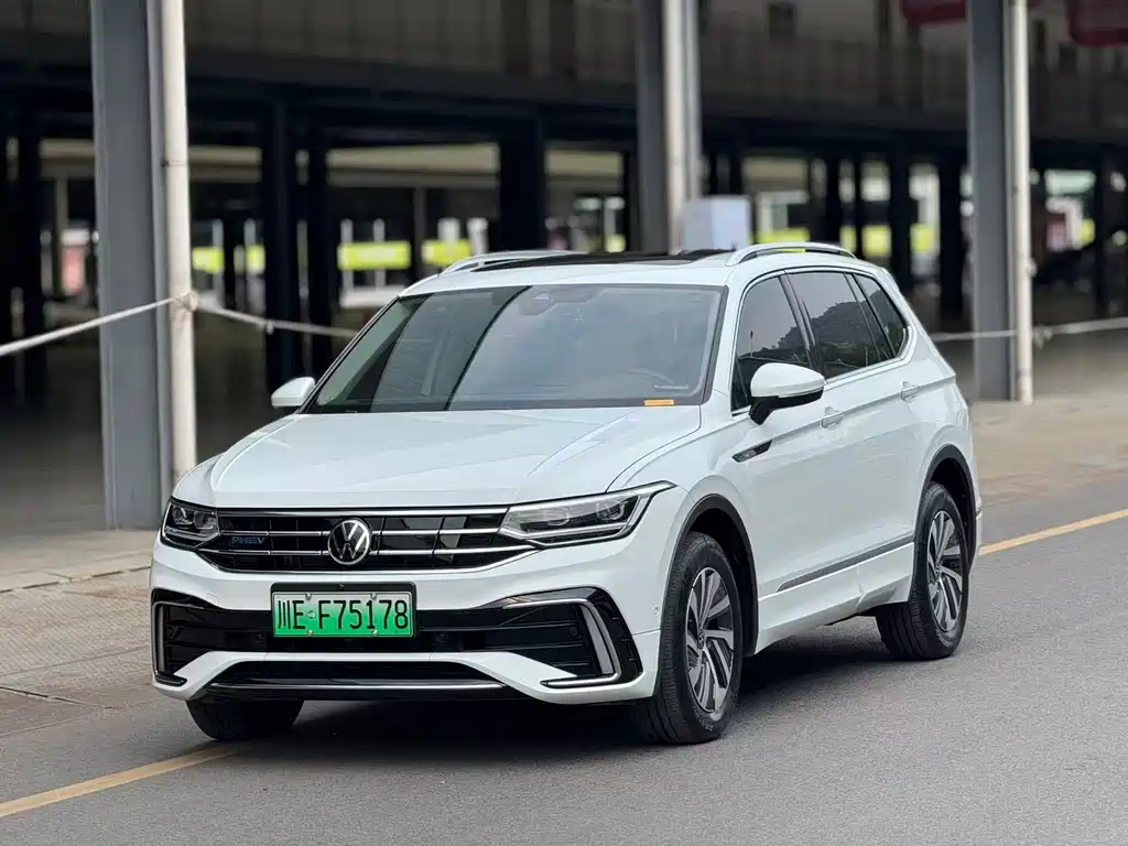 Volkswagen Tiguan L Plug-In Hybrid 2023 — фото 1