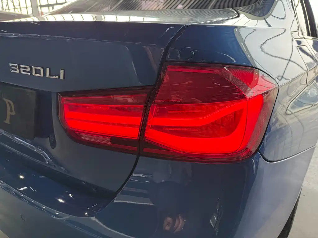 BMW 3 Series 2018 — фото 21