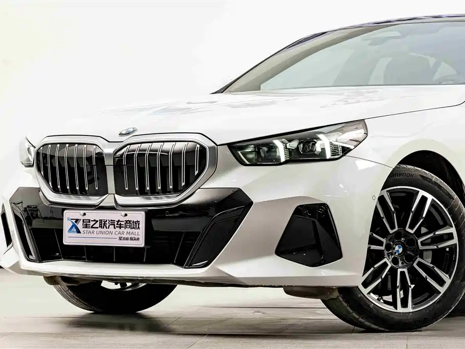 BMW 5 Series 2025 — фото 2