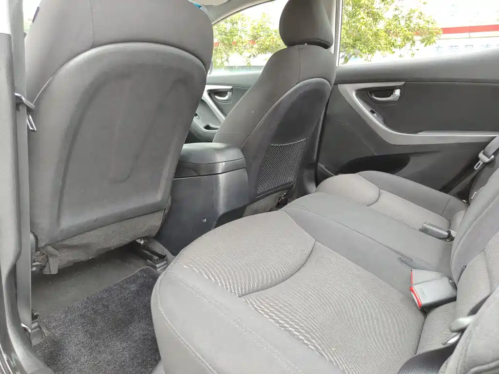 Hyundai Elantra 2016 — фото 13
