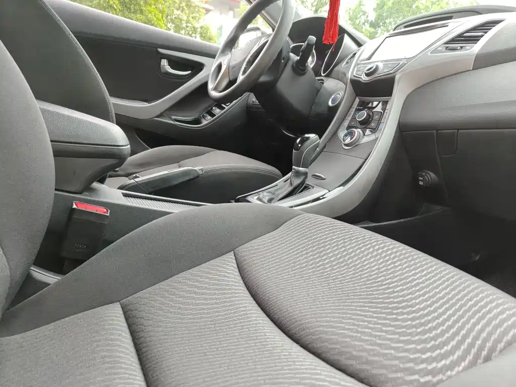 Hyundai Elantra 2016 — фото 16