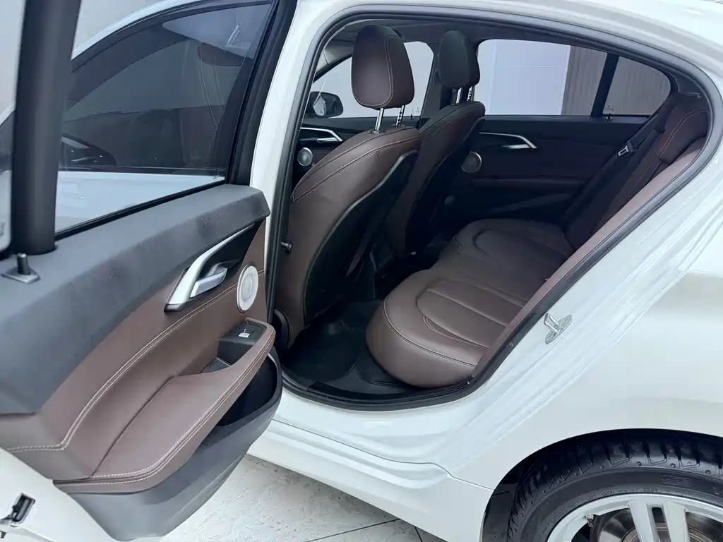 BMW 1 Series 2023 — фото 15