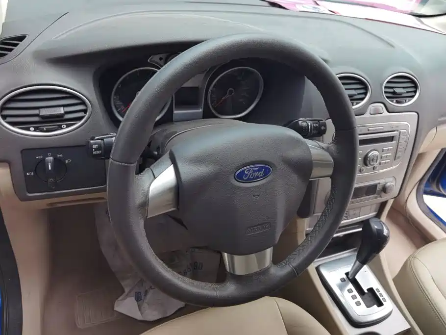 Ford Focus 2014 — фото 15