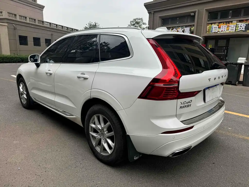 Volvo XC60 2018 — фото 13