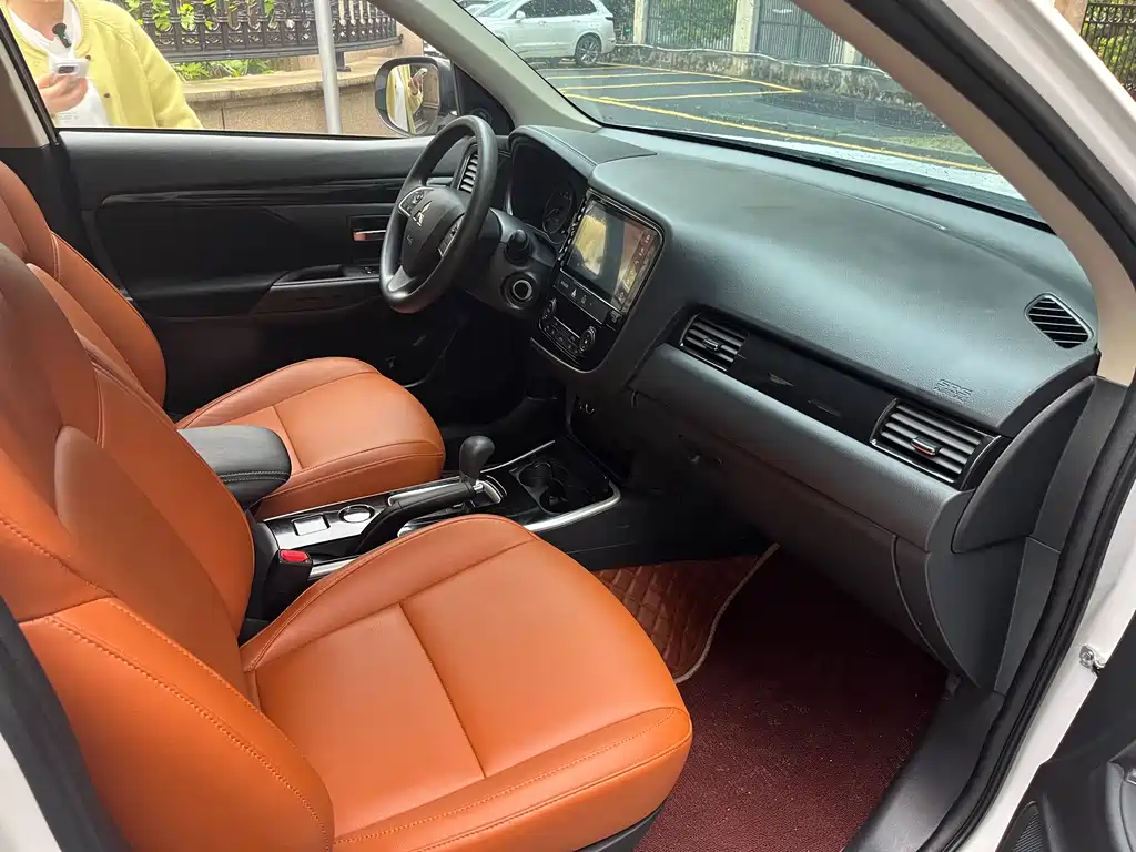 Mitsubishi Outlander 2023 — фото 11
