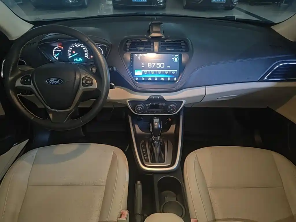 Ford Escort 2015 — фото 10