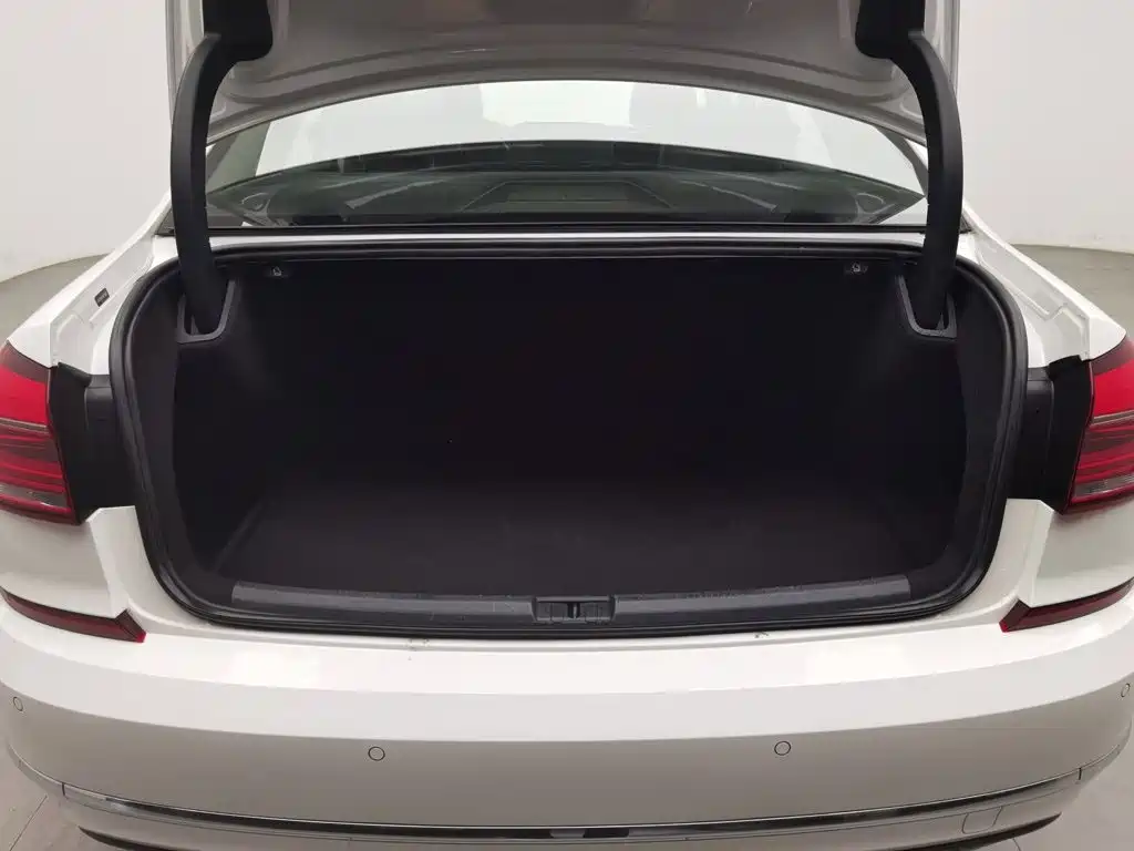 Volkswagen Passat 2018 — фото 16