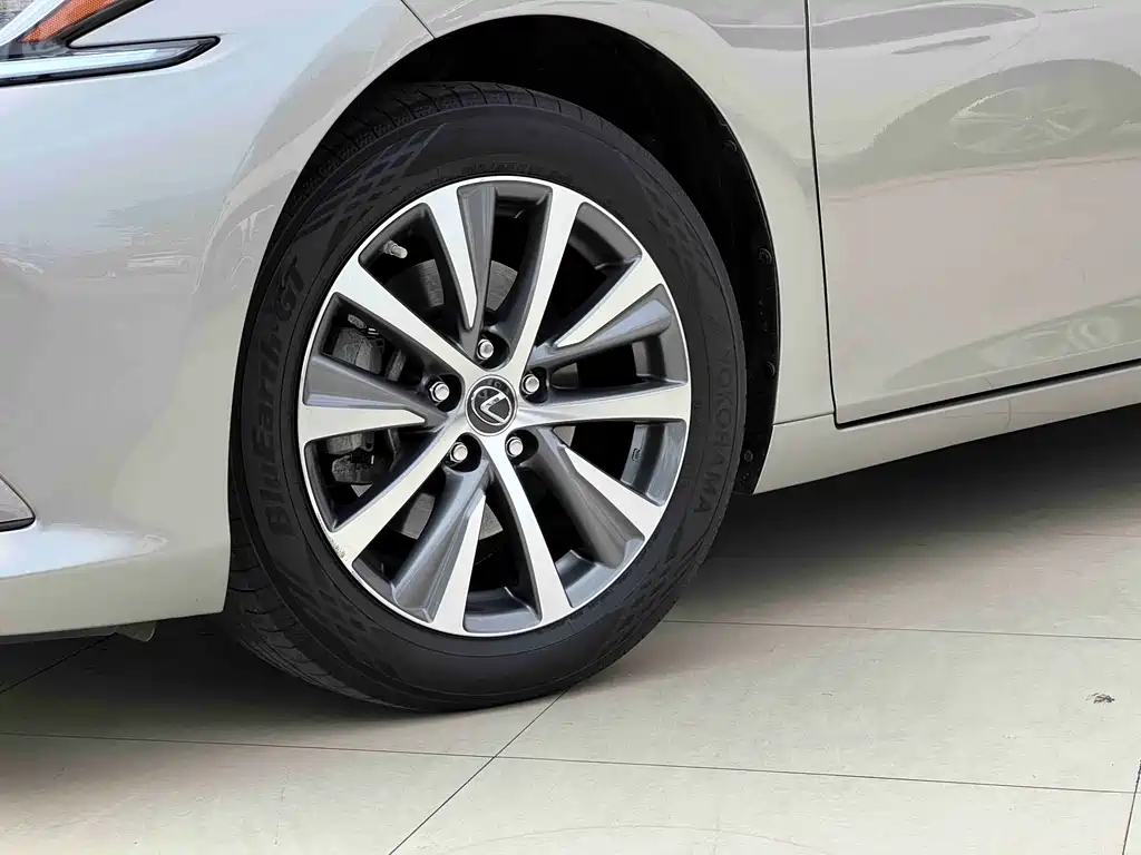 Lexus ES 2020 — фото 13