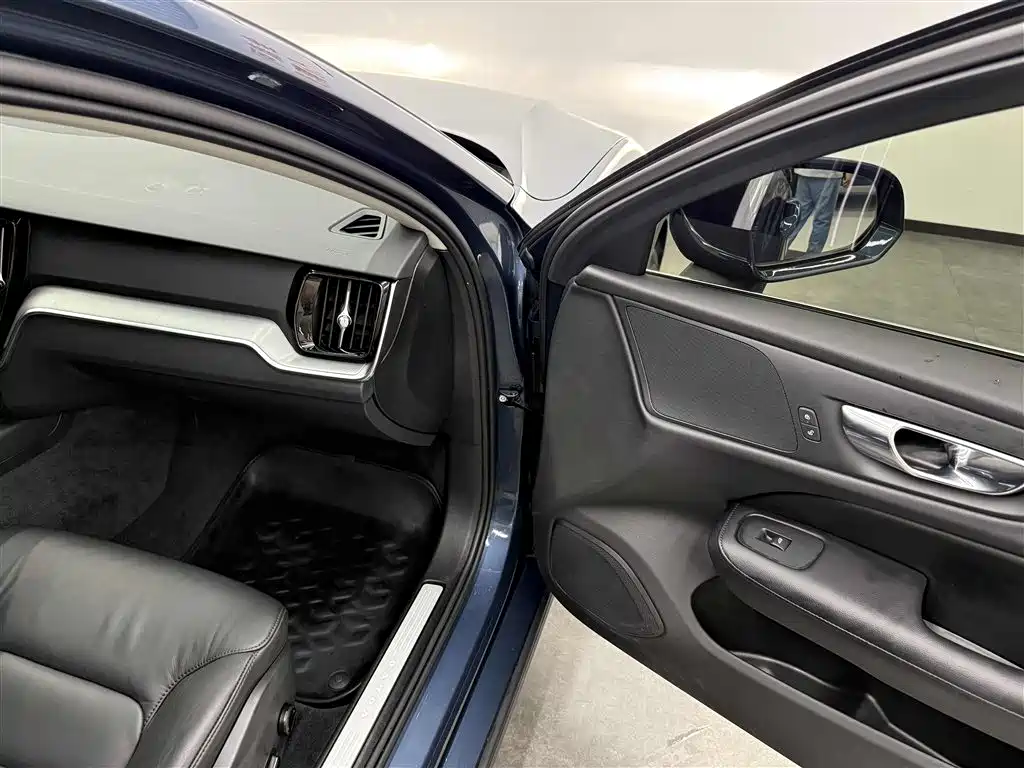 Volvo S60 2022 — фото 10
