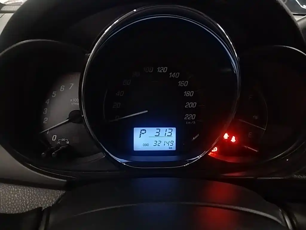 Toyota Yaris L 2020 — фото 12