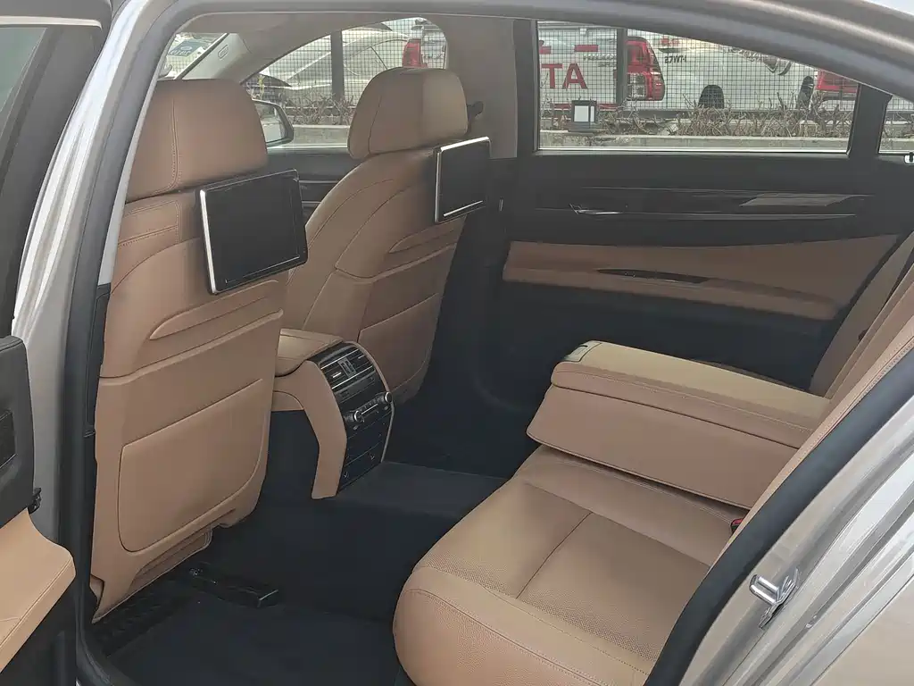 BMW 7 Series 2013 — фото 15