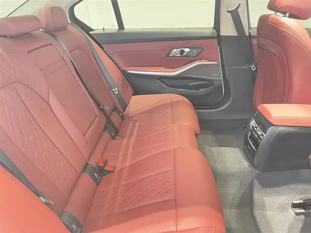 BMW 3 Series 2025 — фото 11