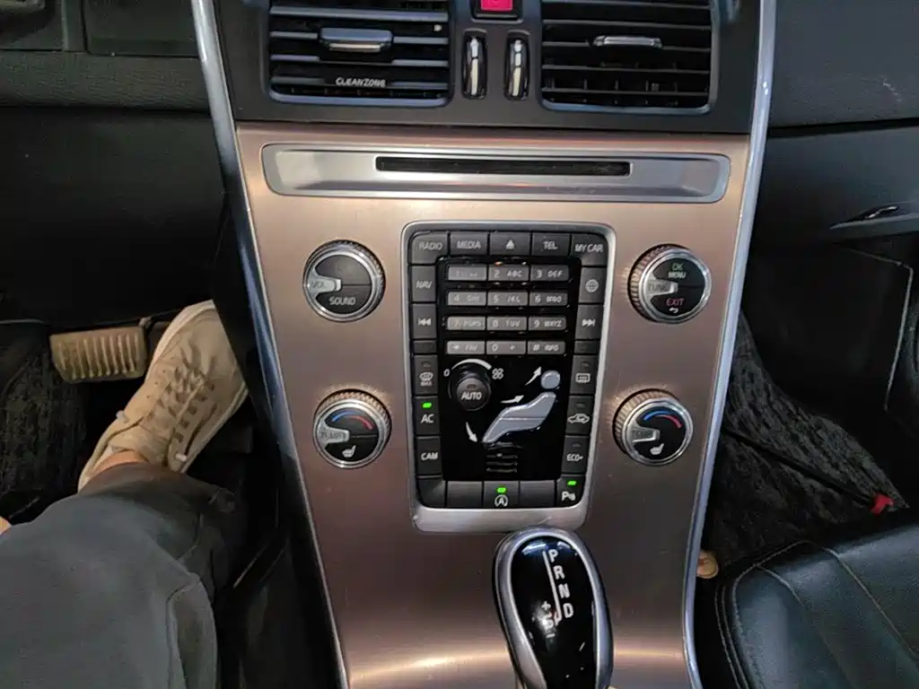 Volvo XC60 2017 — фото 13