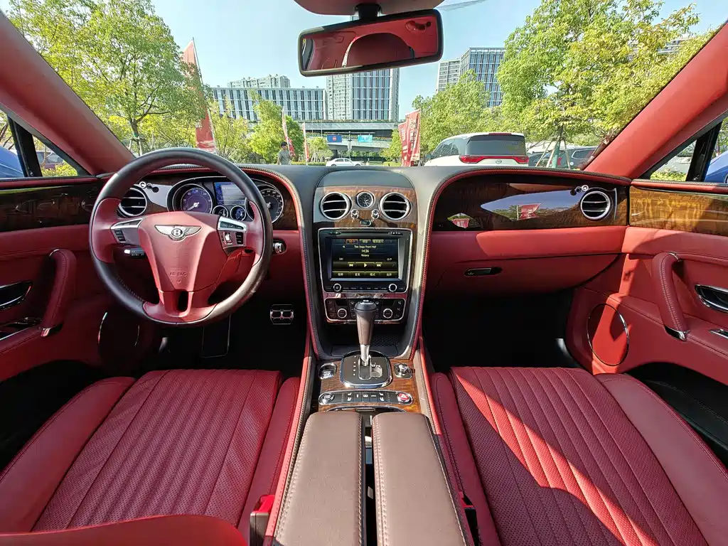 Bentley Flying Spur 2018 — фото 12