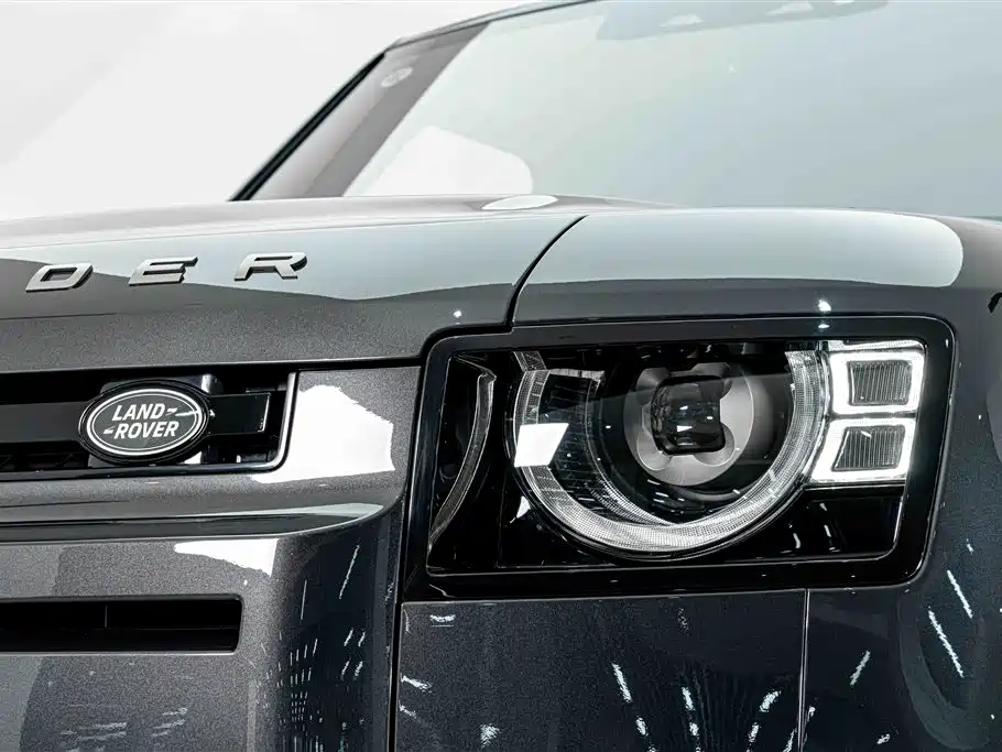 Land Rover Defender 2025