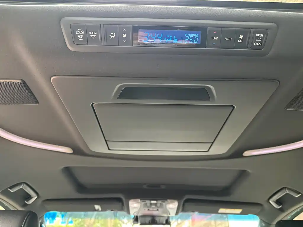 Toyota Vellfire 2022 — фото 16