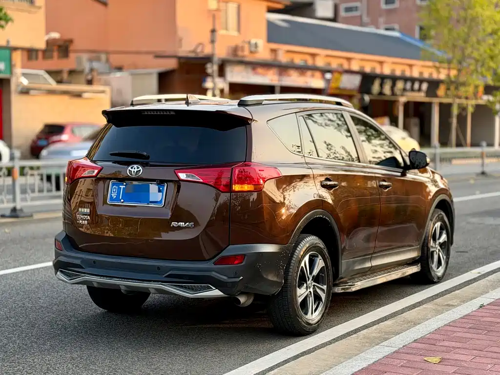 Toyota RAV4 2015 — фото 4