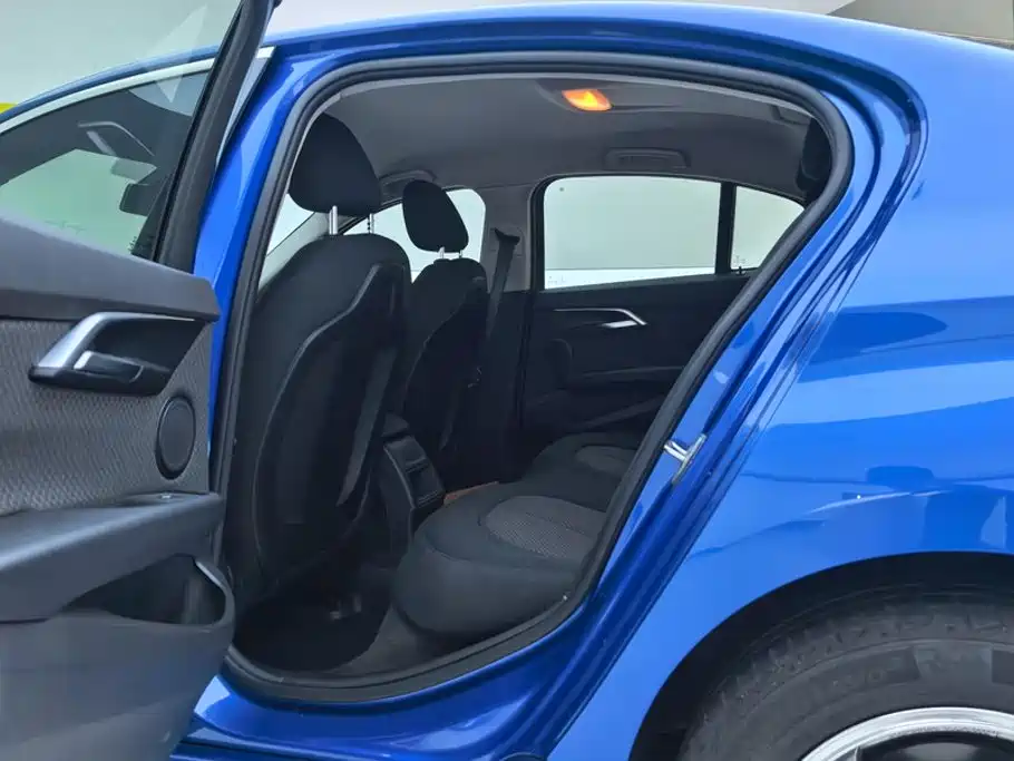 BMW 1 Series 2018 — фото 11