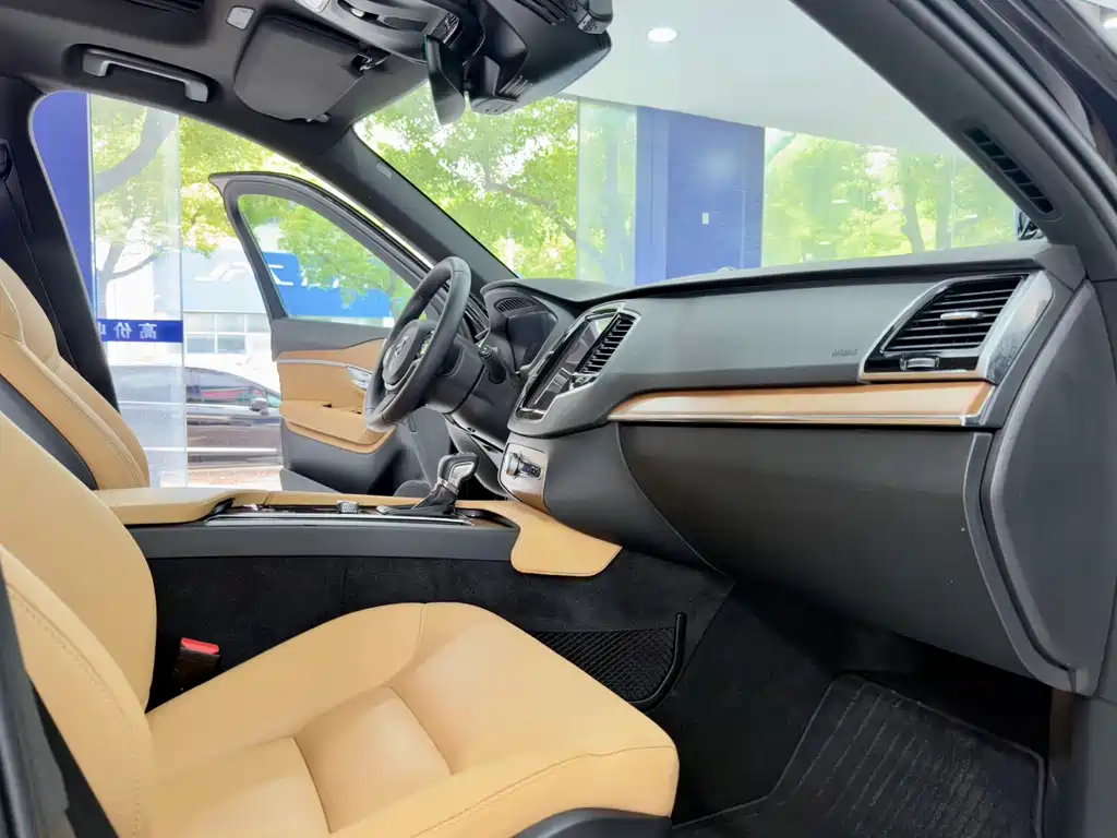 Volvo XC90 2019 — фото 12