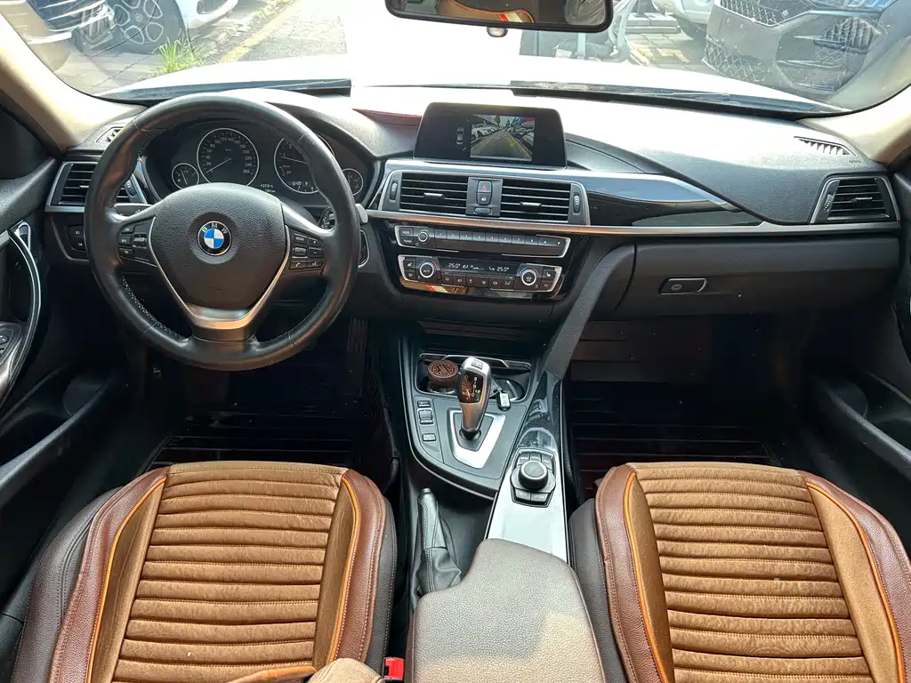 BMW 3 Series 2018 — фото 10
