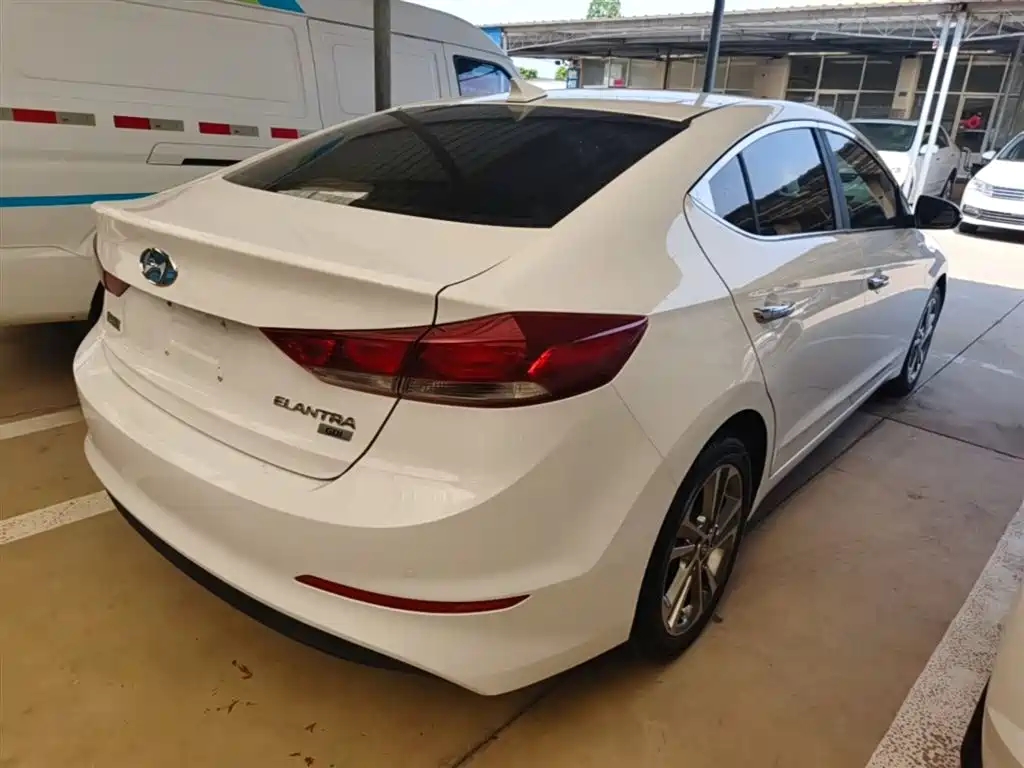 Hyundai Elantra 2017 — фото 7