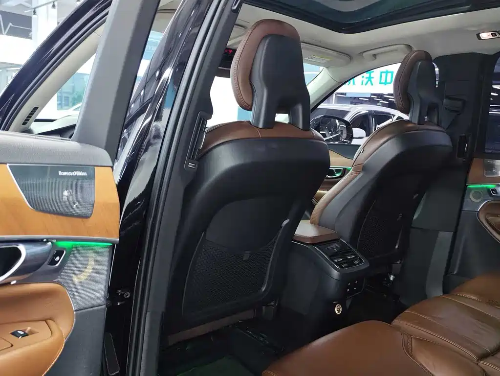 Volvo XC90 2018 — фото 10