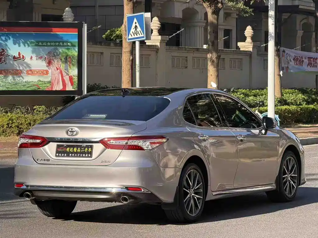 Toyota Camry 2023 — фото 4