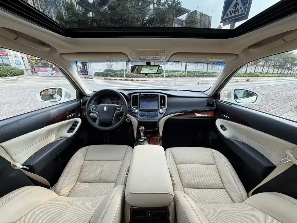 Toyota Crown 2017 — фото 13