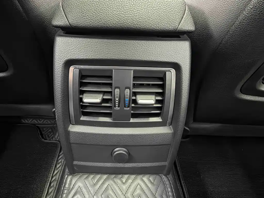 BMW 3 Series 2018 — фото 12