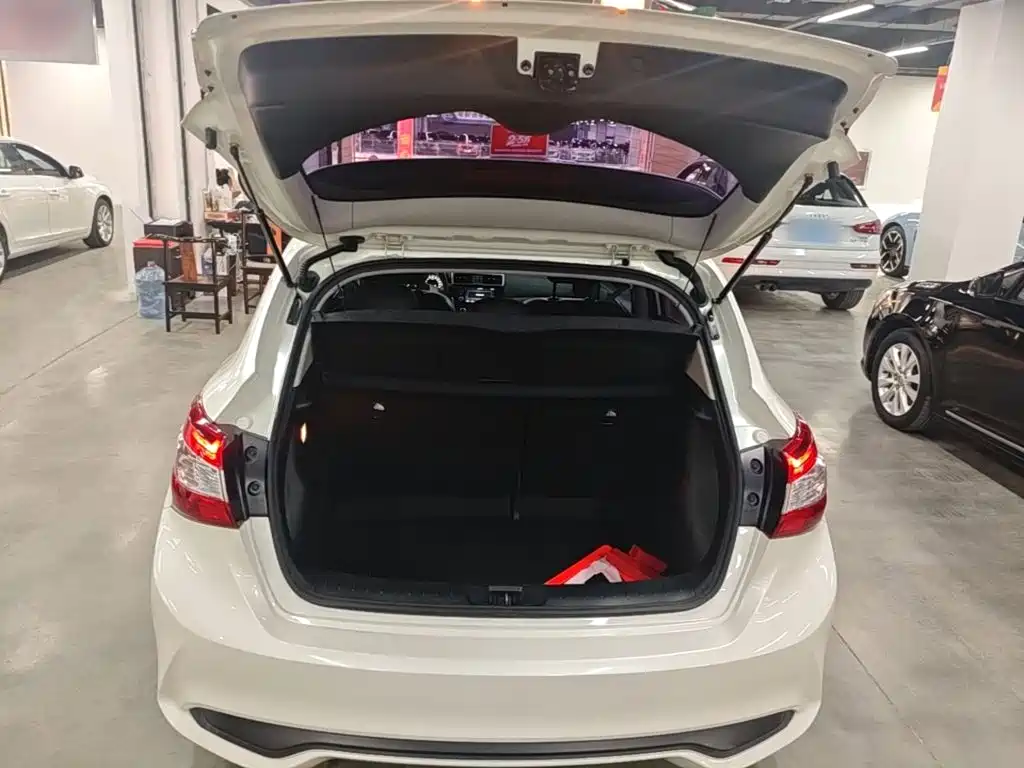 Nissan Tiida 2018 — фото 19