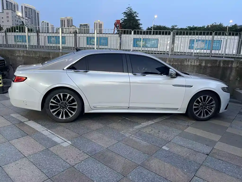 Lincoln Continental 2018 — фото 8