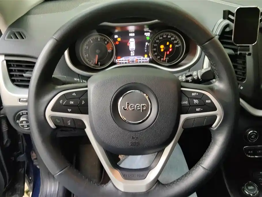 Jeep Cherokee 2016 — фото 15