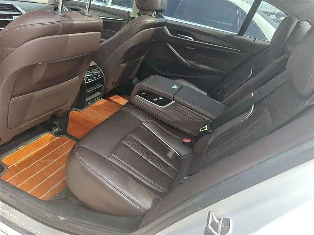 BMW 5 Series 2020 — фото 17
