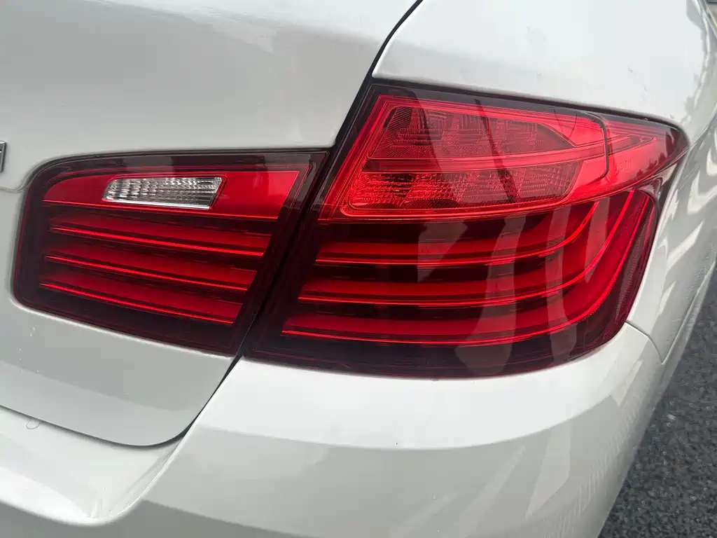 BMW 5 Series 2017 — фото 15