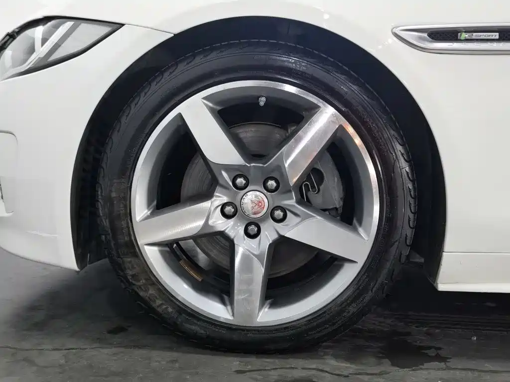 Jaguar XE 2016 — фото 17