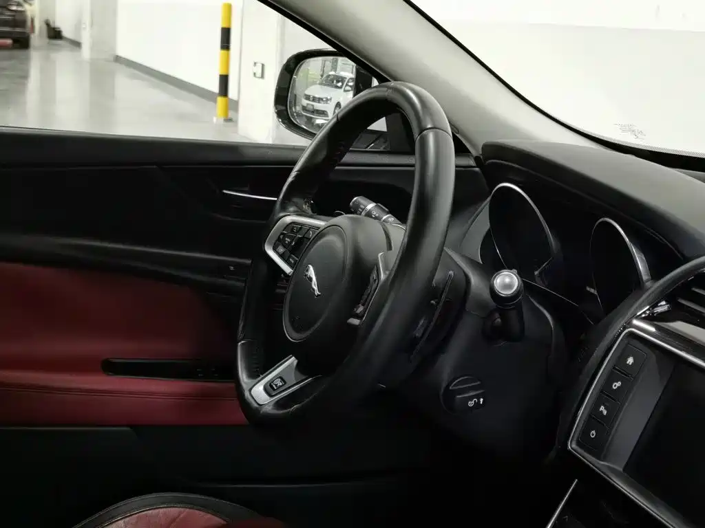 Jaguar XE 2016 — фото 22