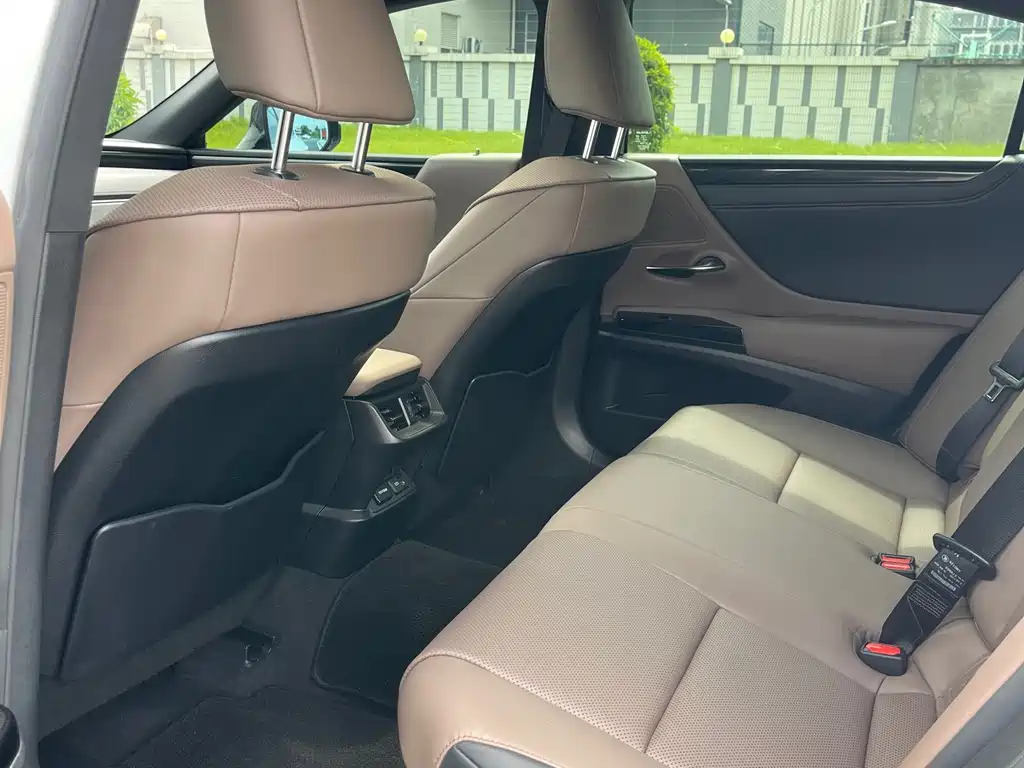 Lexus ES 2023