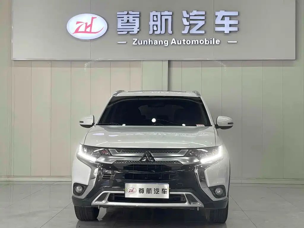 Mitsubishi Outlander 2021 — фото 2