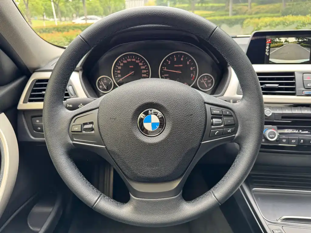 BMW 3 Series 2016 — фото 16