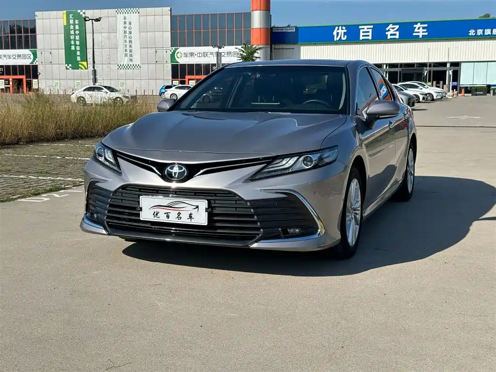 Toyota Camry 2023 — фото 1