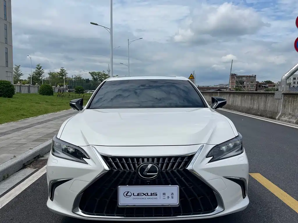 Lexus ES 2023