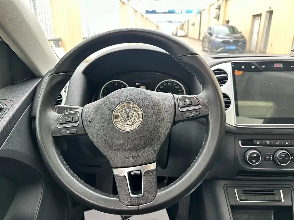 Volkswagen Tiguan 2016 — фото 11