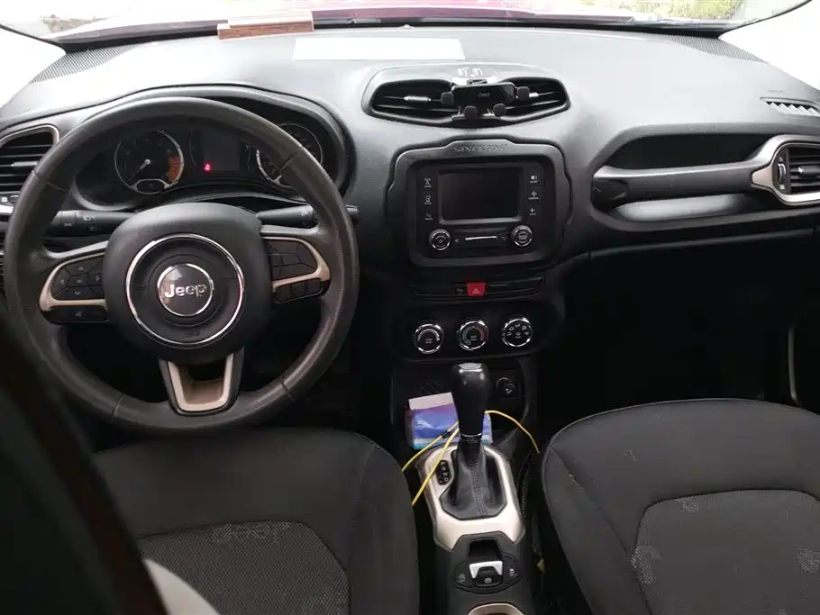 Jeep Renegade 2017 — фото 12