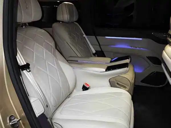 Yangwang U8 L 2025