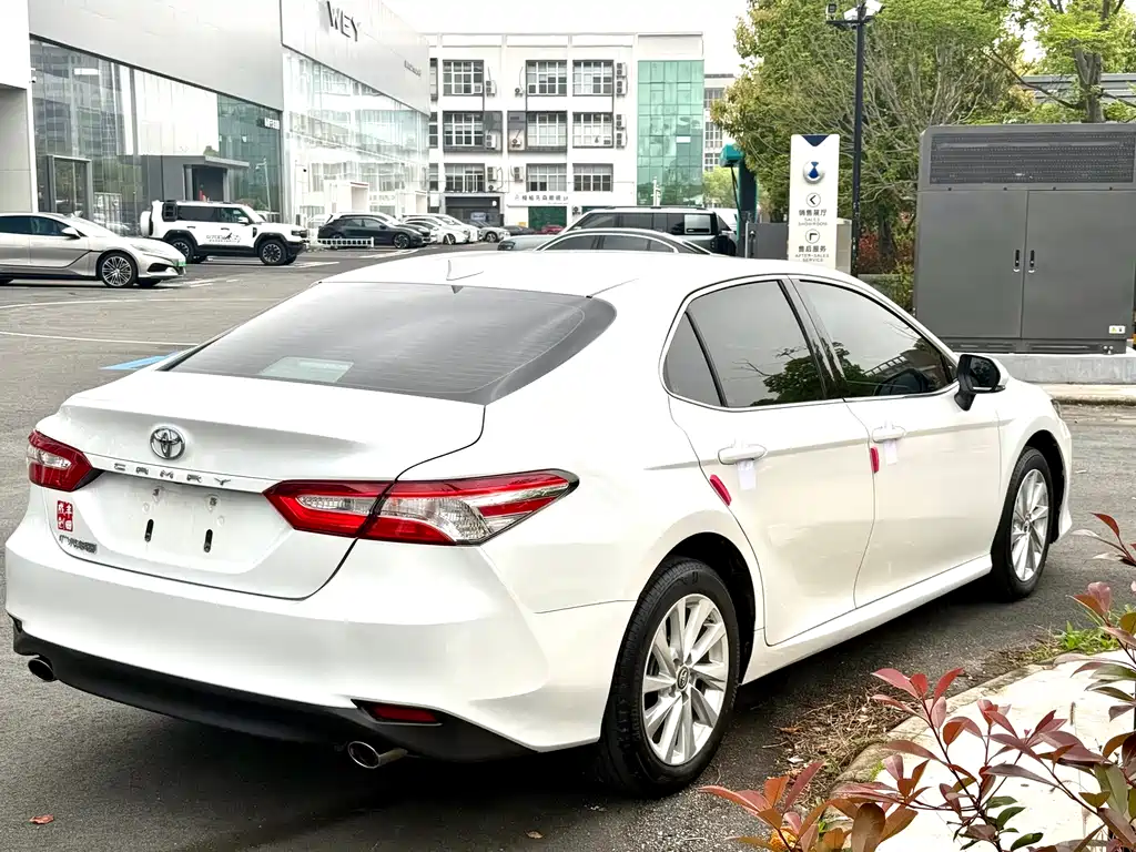 Toyota Camry 2023 — фото 4