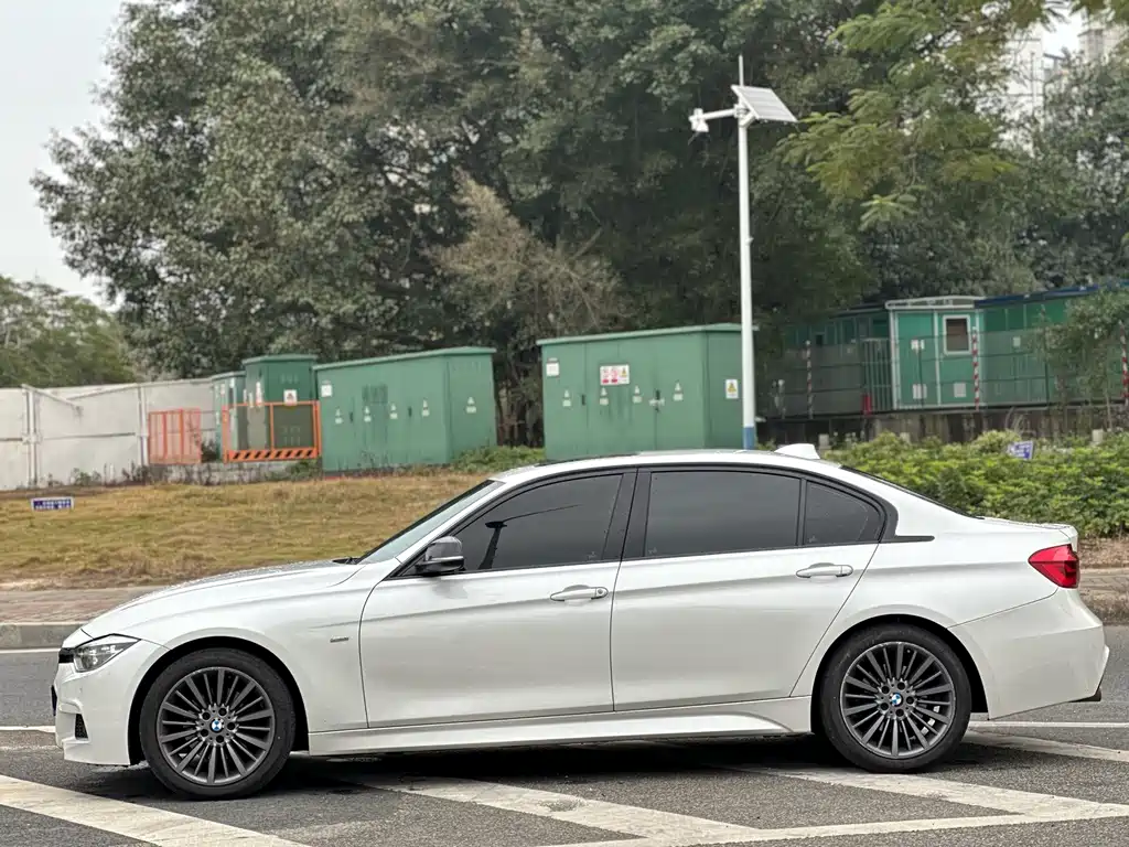 BMW 3 Series 2018 — фото 12