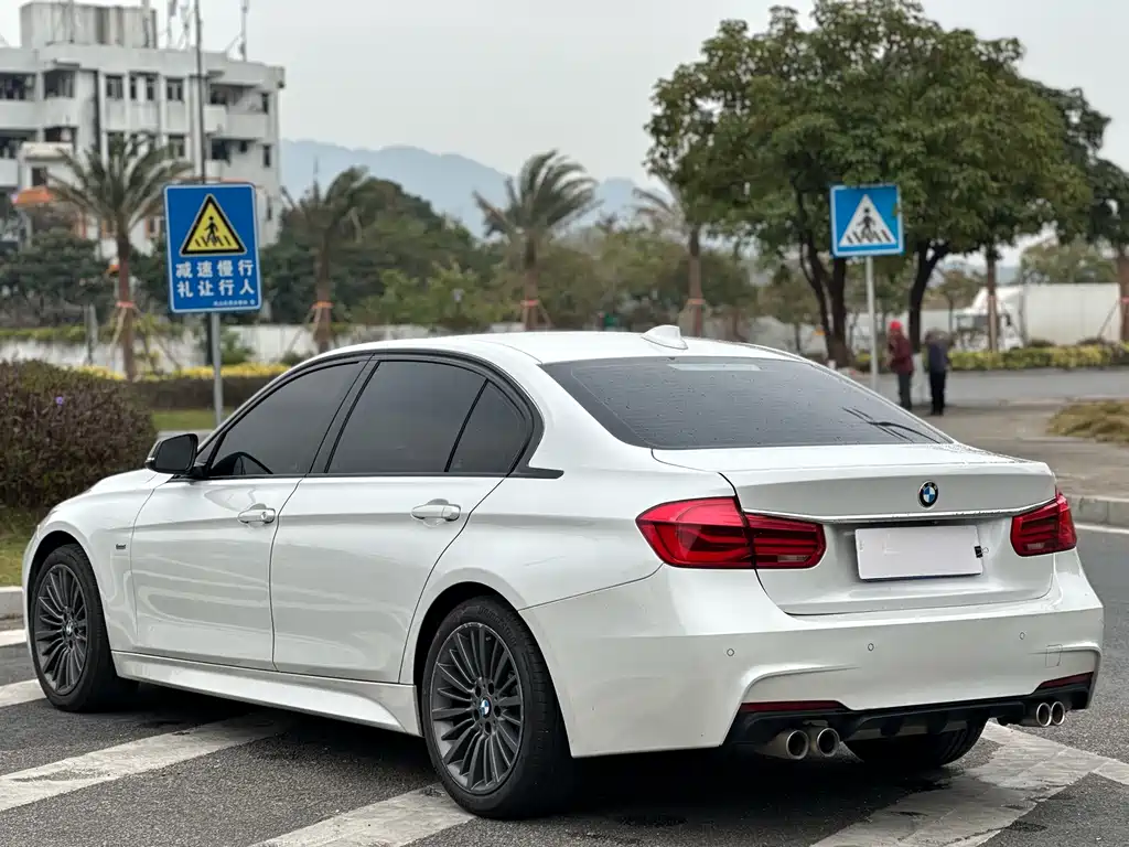 BMW 3 Series 2018 — фото 14